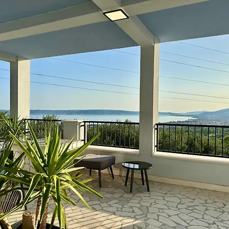 Bay View With Pool & Sea View דירה