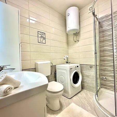 Bay View With Pool & Sea View דירה
